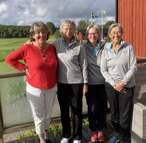 Eva, Monica, Britt-Marie och Bitte spelade i regnet. Efter regn kommer solsken!
